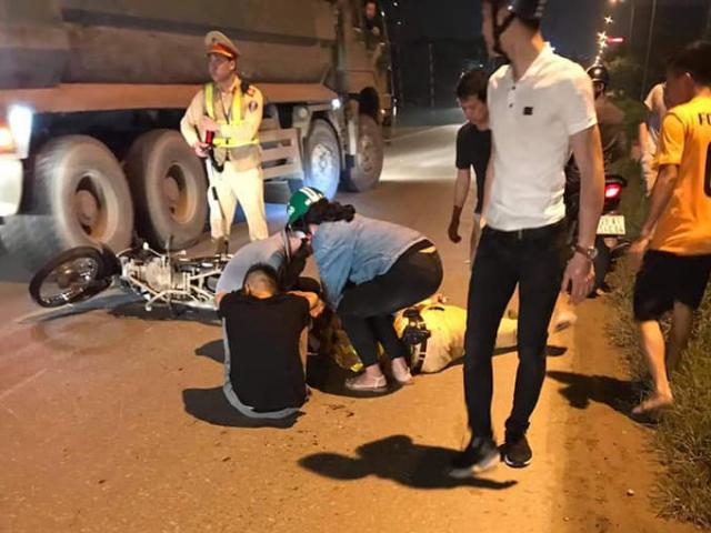 Hà Nội: CSGT bị tông trọng thương khi băng qua đường