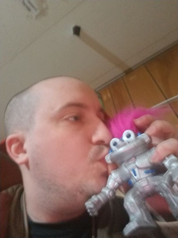 Người đàn ông yêu say đắm một con robot nam - 1