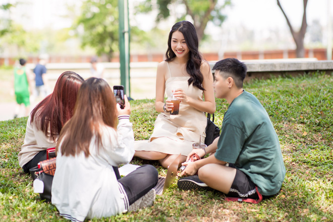 Á hậu Thúy Vân khoe vai trần nõn nà khi đi học ở trường dành cho &#39;con nhà giàu&#39; VN - 4