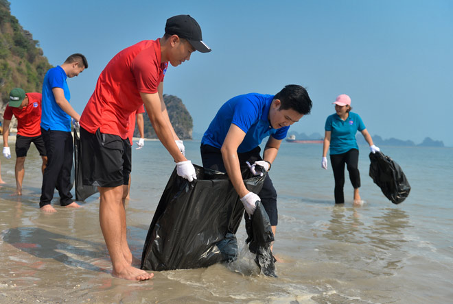 Bầu Tam và CLB Than Quảng Ninh cùng nhặt rác, dọn vệ sinh chung tay làm sạch biển - 1