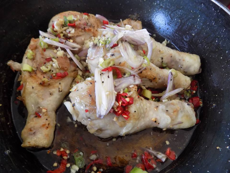 Lạ miệng đùi gà rim tiêu thơm lừng, cả nhà "đánh bay" nồi cơm - 4