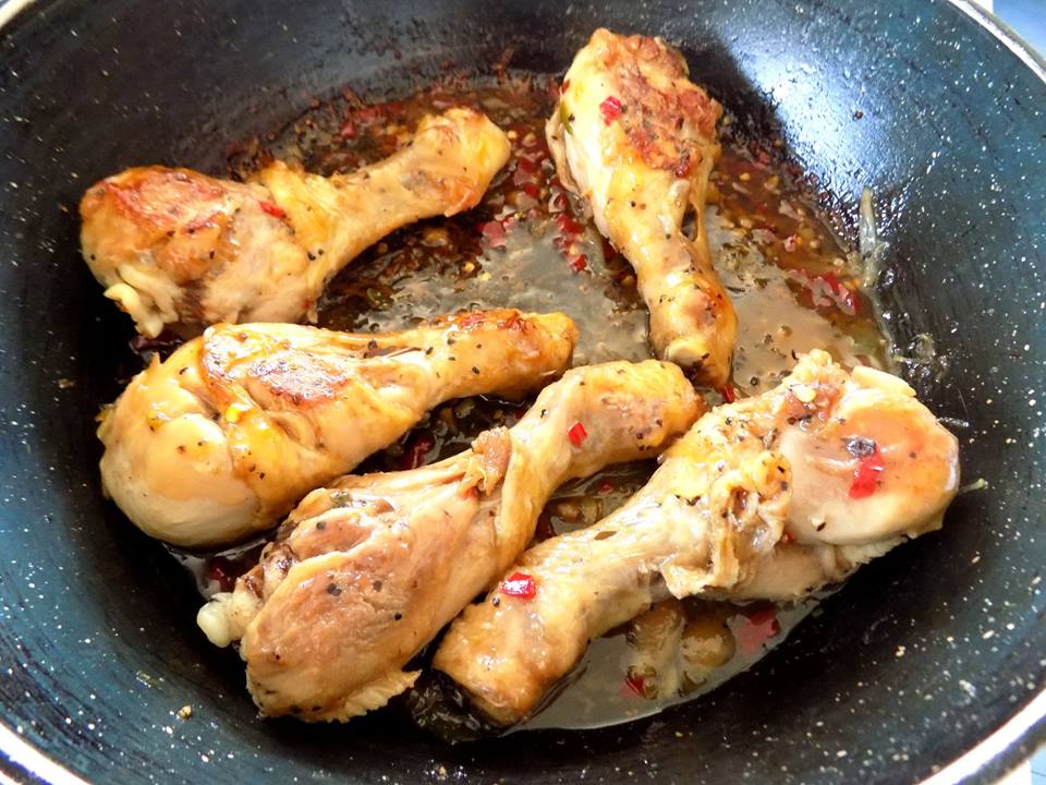 Lạ miệng đùi gà rim tiêu thơm lừng, cả nhà "đánh bay" nồi cơm - 5