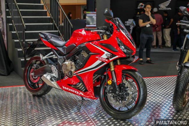 2019 Honda CBR650R mới ra mắt tại thị trường Malaysia với giá niêm yết 45.499 RM (255,57 triệu VNĐ). Đây là dòng môtô tầm trung của nhà sản xuất xe máy Honda có khả năng đối đầu với "ếch xanh" Kawasaki Ninja 650.