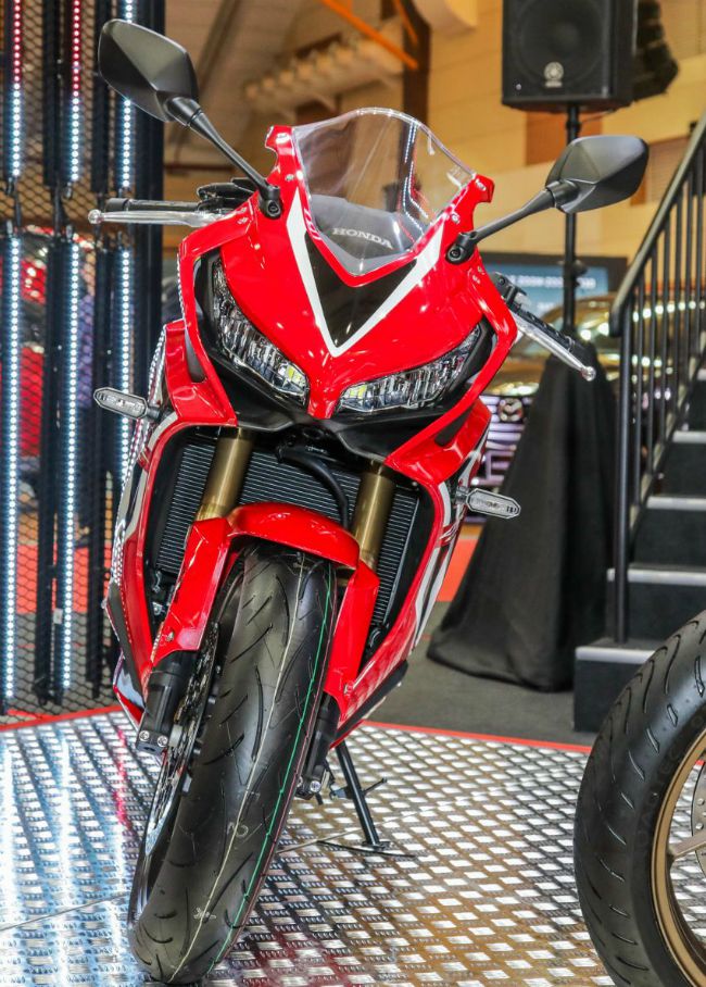 Mặt trước xe nhìn hiện đại, nam tính không kém gì dòng xe quỷ đỏ Ducati.