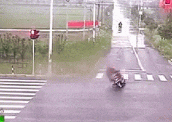Video: Lái xe máy bỏ xe chạy như “Lăng ba vi bộ” thoát xe tải hung thần - 1
