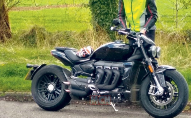 2020 Triumph Rocket III lộ bản sản xuất, các đối thủ “khóc thét” - 1