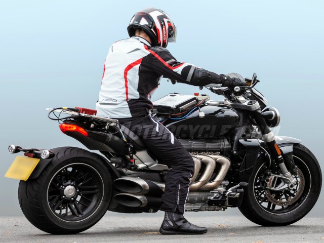 2020 Triumph Rocket III lộ bản sản xuất, các đối thủ “khóc thét”