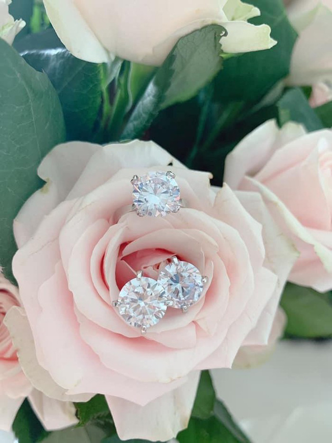 Người đẹp chia sẻ vừa được ông xã tặng một lúc 3 chiếc nhẫn kim cương làm quà trong ngày cô bước sang tuổi mới.