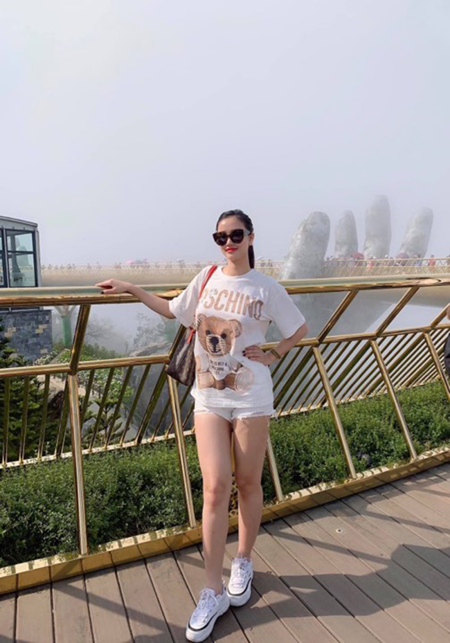 Người mẫu, ca sỹ Maya cũng chào đón cái nắng với set đồ trẻ trung. Cô chọn chiếc áo phông Moschino hàng hiệu màu trắng và chiếc quần ngắn tiệp màu.