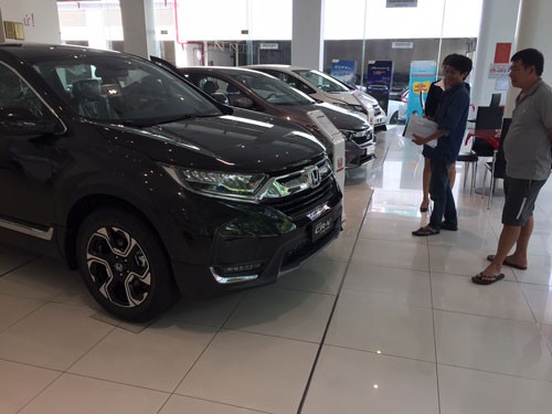Ô tô đua nhau giảm giá dịp lễ - 1