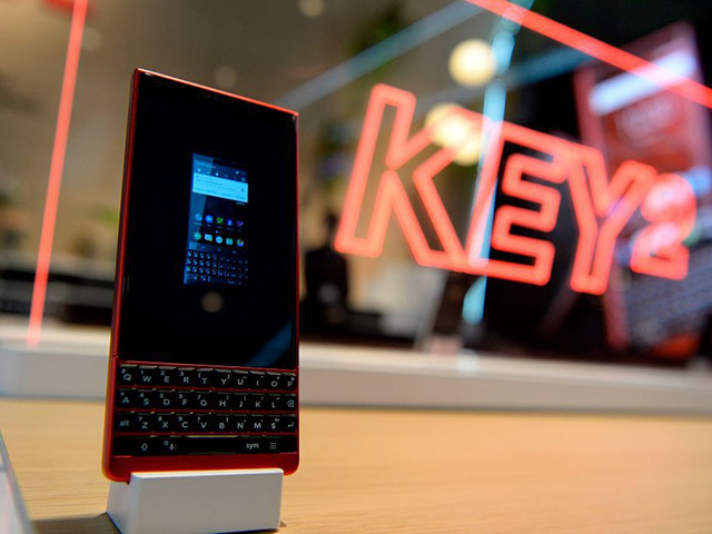 BlackBerry KEY2 màu đỏ chính thức lên kệ với giá 16,23 triệu đồng