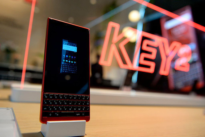 BlackBerry KEY2 màu đỏ chính thức lên kệ với giá 16,23 triệu đồng - 1