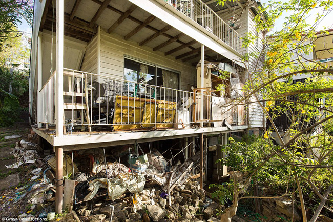 Đây là căn nhà cũ nát và ngập tràn rác thải mà hai anh em Rob và Andrew Gray ở Australia vừa phải bỏ ra 750.000 USD (~17,3 tỷ đồng) để mua.