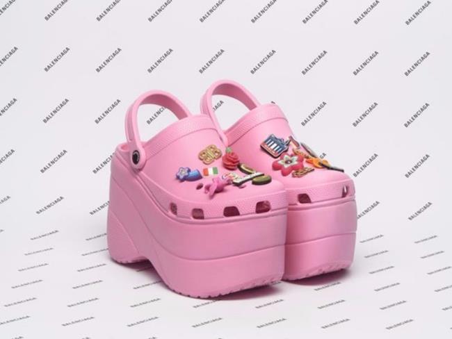 Đây thật sự là một sản phẩm “lỗi không thể tả” của ngành thời trang. Đôi Balenciaga Crocs này có giá gần 19,3 triệu đồng cơ đấy.