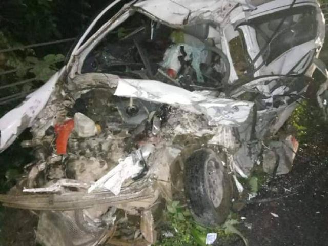 Xe con bị vò nát sau va chạm kinh hoàng với xe khách, 2 người tử vong