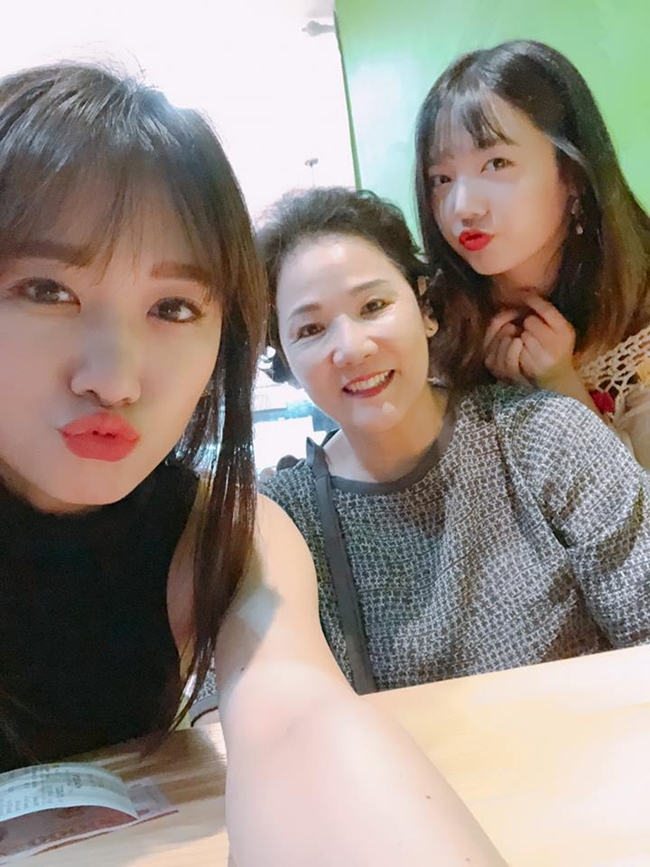 Rudya Yoo thường xuyên đăng tải khoảnh khắc vui vẻ bên mẹ và chị gái nổi tiếng.
