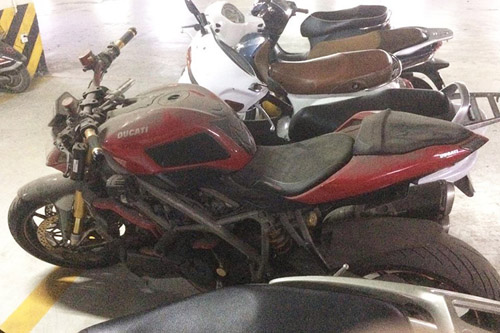Siêu môtô Ducati hơn nửa tỷ bị bỏ xó ở Hà Nội - 1