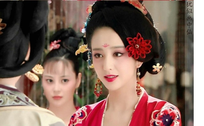 Đồng Lệ Á (sinh năm 1983) là một trong những nữ diễn viên, người mẫu đình đám của tộc người đẹp nhất Trung Á hiện nay. Cô nằm trong nhóm "Tân Cương tứ mỹ" bên cạnh Địch Lệ Nhiệt Ba, Cổ Lực Na Trát và Mạch Địch Na.