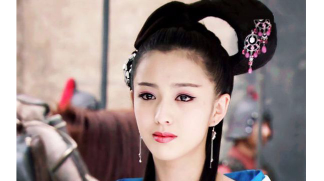 Khi vào vai Hoàng hậu Triệu Phi Yến (phim Mẫu nghi thiên hạ), tờ Nam Đô bình luận: "Đồng Lệ Á sở hữu vẻ đẹp tinh khiết, 360 độ đều không có góc chết." (Triệu Phi Yến là mỹ hậu duy nhất của Trung Hoa có xuất thân từ kỹ nữ hèn kém).