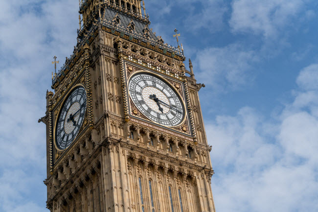 Đồng hồ Big Ben, Anh: Suốt 160 năm, những đồng tiền xu đã được đặt trong quả lắc của đồng hồ ở thành phố London để giúp nó chạy chính xác.