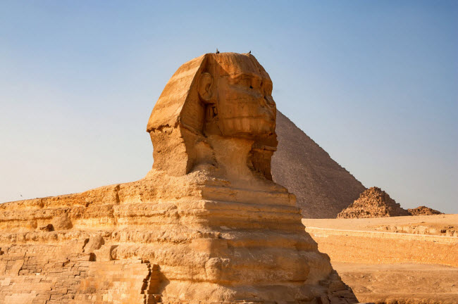 Tượng nhân sư Giza, Ai Cập: Bức tượng nổi tiếng này từng được sơn nhiều màu khác nhau. Các nhà khảo cổ học nghĩ rằng khuôn mặt được sơn màu đỏ, trong khi phần cơ thể được vàng và xanh.