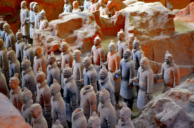 Đội quân đất nung, Trung Quốc: Những bức tượng có niên đại từ cuối thế kỷ thứ 3 trước Công nguyên. Chúng được tái phát hiện vào năm 1974 bởi những người nông dân địa phương. Điều đặc biệt là mỗi chiến binh đất nung này đều có một khuôn mặt khác nhau.