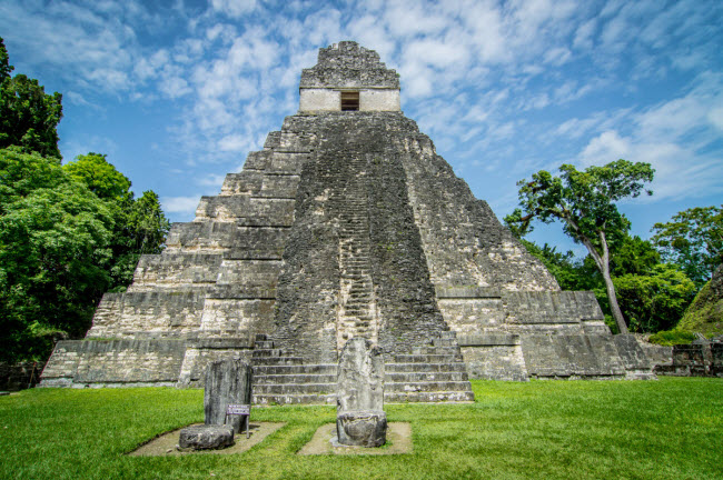 Tikal, Guatemala: Có nhiều giả thuyết về các kim tự tháp tại thành phố cổ này. Một số người gọi chúng là những tòa nhà tôn giáo, trung tâm nghiên cứu hay nghĩa địa.