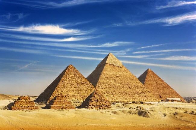Kim tự tháp Giza, Ai Cập: Một số giả thuyết cho rằng cụm kim tự tháp này được xây dựng thẳng hàng với chòm sao Orion.