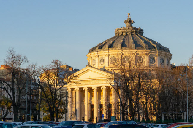 Nhà hát Athenaeum, Romania: Công trình biểu tượng của thành phố Bucharest có hình tròn bởi vì nó được xây dựng trên nền của một rạp xiếc cũ.