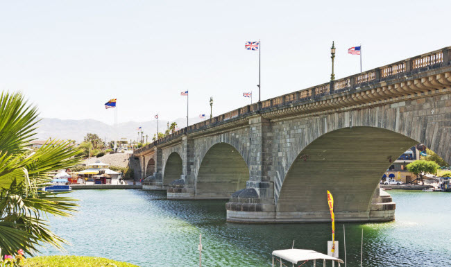Cầu London, Mỹ: Cầu London ban đầu bị chìm dần xuống sông Thames, nên nó được bán cho một doanh nhân người Mỹ vào năm 1967. Cây cầu sau đó được chuyển tới thành phố  Lake Havasu, bang Arizona, Mỹ.
