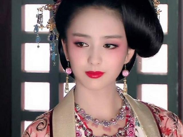 Ngây người vì dung mạo của ”tiên nữ” tộc người đẹp nhất Trung Á