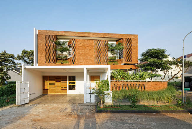 Đây là một căn nhà gạch ở Indonesia. Chủ nhân của nó đã quyết định sử dụng gạch làm vật liệu chính để xây dựng nhằm mang lại cảm giác ấm áp và cổ kính.