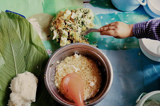 Bữa cơm trưa tiếp sức ước mơ con chữ của trẻ em vùng cao - 1