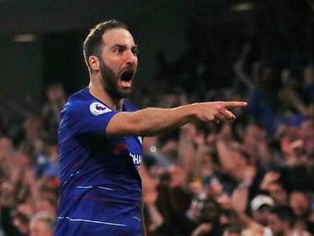 Higuain ghi bàn: Fan nữ Chelsea vòng 1 khủng thưởng nóng khó tin trên sân