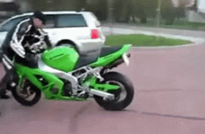 Video: Cười vỡ bụng với những pha nghịch dại xe máy - 1