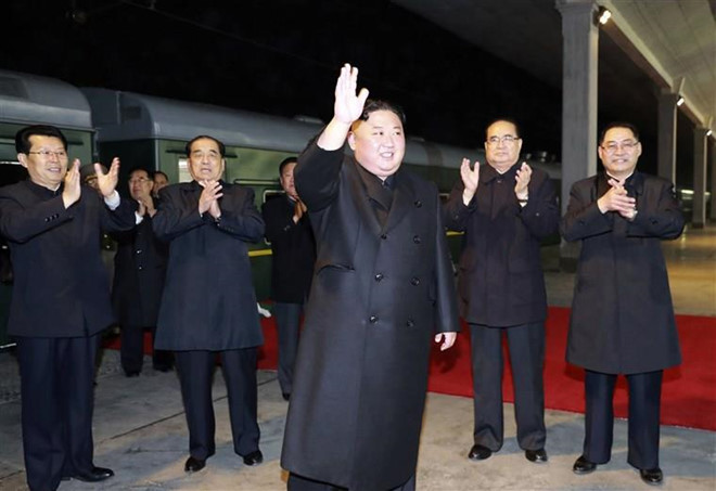 Kim Jong Un đội mũ phớt xuống tàu bọc thép, đặt bước chân đầu tiên lên đất Nga - 1