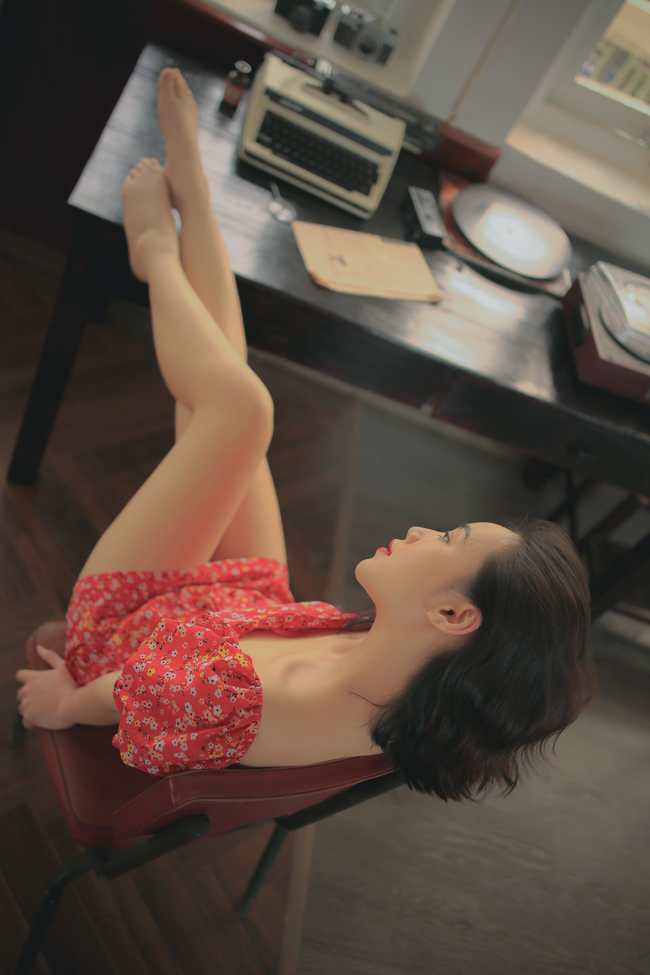 Trong bộ ảnh mới, Quỳnh Kool diện váy  ngắn, tạo dáng táo bạo. 