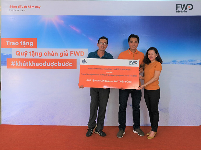 Bảo hiểm FWD và VĐV Phan Thanh Nhiên trao Quỹ tặng chân giả giúp đỡ người khuyết tật - 1