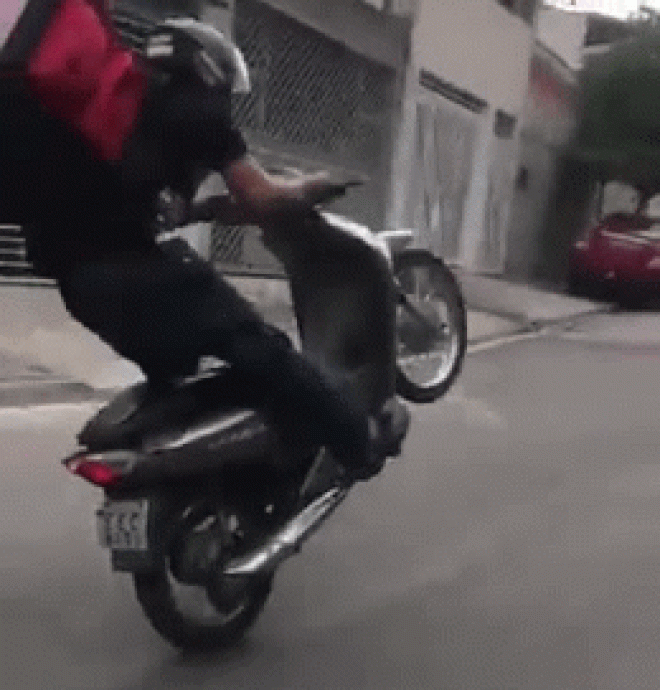 Video: Thanh niên chế thùng đeo sau lưng để bốc đầu xe ngổ ngáo - 1