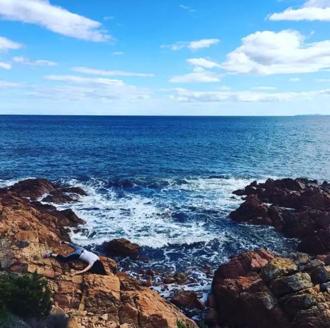 Ảnh chụp trên vách đá ở Sardinia.