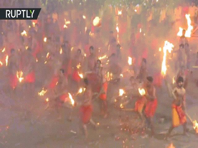 Hỗn loạn cảnh hàng trăm đàn ông Ấn Độ cởi trần, ném lửa vào nhau