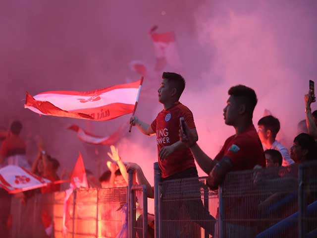 CĐV Hải Phòng đốt pháo sáng ”gây họa” Hàng Đẫy: Fan Hà Nội FC bức xúc