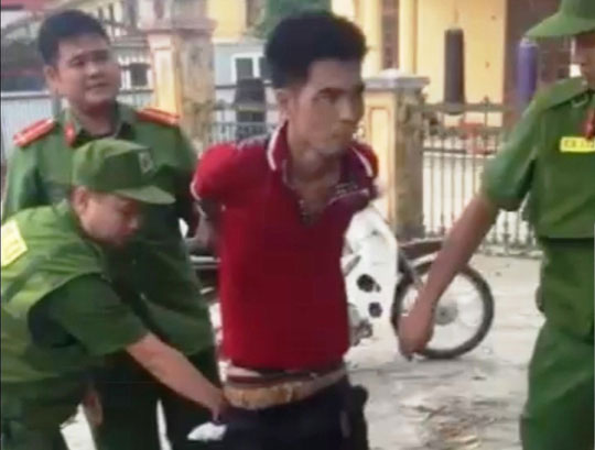 Nam thanh niên bất ngờ cầm gạch đập phá xe ôtô giữa trưa nắng nóng - 1