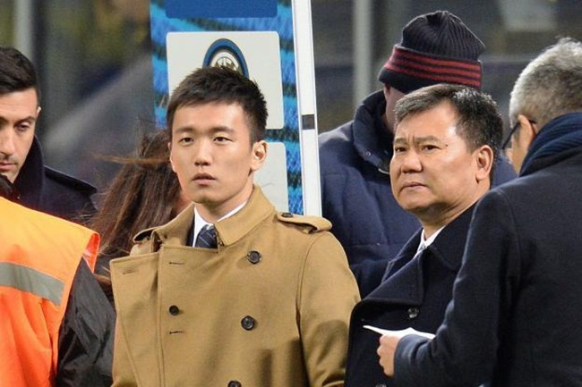 Steven Zhang là con trai của đại gia Zhang Jindong. Ông Zhang Jindong có khối tài sản khoảng 7,8 tỷ USD (số liệu của Forbes tính đến tháng 4/2019). Ông là người sáng lập tập đoàn bán lẻ đồ điện Suning Group với hàng ngàn cửa hàng ở Trung Quốc và nước ngoài.