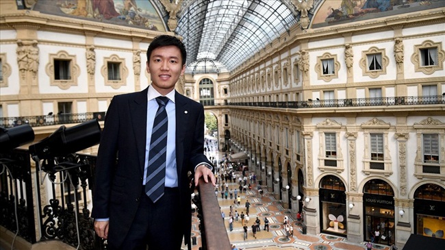 Khi được bổ nhiệm vị trí này, Steven Zhang mới 27 tuổi, trở thành chủ tịch câu lạc bộ trẻ nhất  trong hơn 100 năm hình thành, phát triển của Inter Milan.