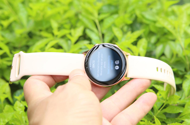 Samsung Galaxy Watch Active: Thiết kế gọn, không bị cấn tay - 3