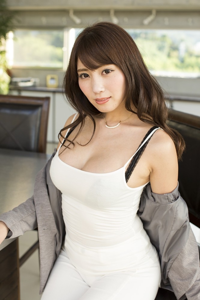 Morisaki Tomomi là một trong số những diễn viên phim 18+ lọt vào danh sách bình chọn này. Cô đào sinh năm 1992 xếp ở vị trí số 2 nhờ thân hình sexy.