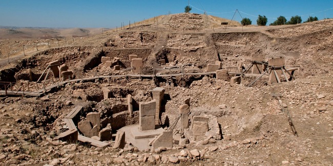 Gobekli Tepe ở Thổ Nhĩ Kỳ là toà nhà lâu đời nhất được ghi nhận cho đến ngày nay, được xây dựng vào khoảng năm 9500 trước Công nguyên. Theo các nhà khảo cổ học, Gobekli Tepe có thể là một công trình tôn giáo.