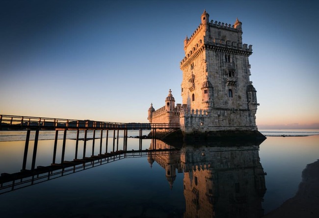 Ở Bồ Đào Nha gần đó, Tháp Belém có những hầm ngục từng là nhà tù. Đây là một trong những ví dụ điển hình nhất về kiến ​​trúc gothic Bồ Đào Nha.