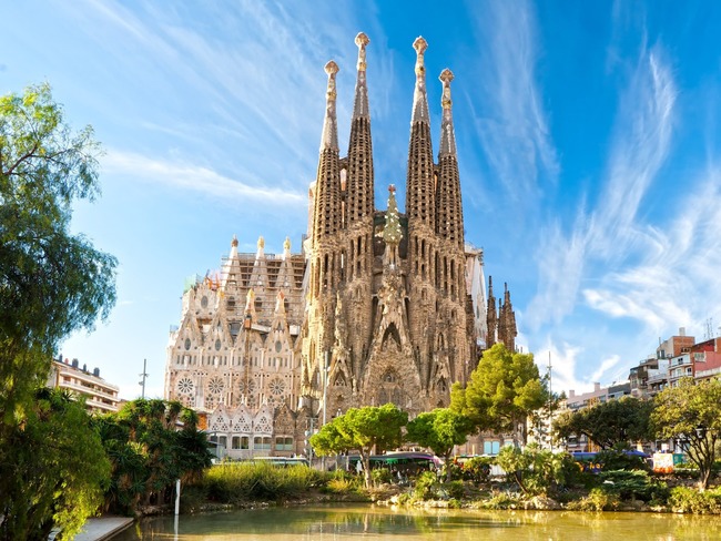 Vương cung thánh đường Sagrada Família, Tây Ban Nha, hiện vẫn được xây dựng dù Kiến trúc sư Antoni Gaudí – người thiết kế và khởi công xây dựng toàn thành đường - đã qua đời trước khi công trình kịp hoàn thành. &nbsp;Sagrada Família đã được đánh giá là một kiệt tác kiến trúc hiện đại.